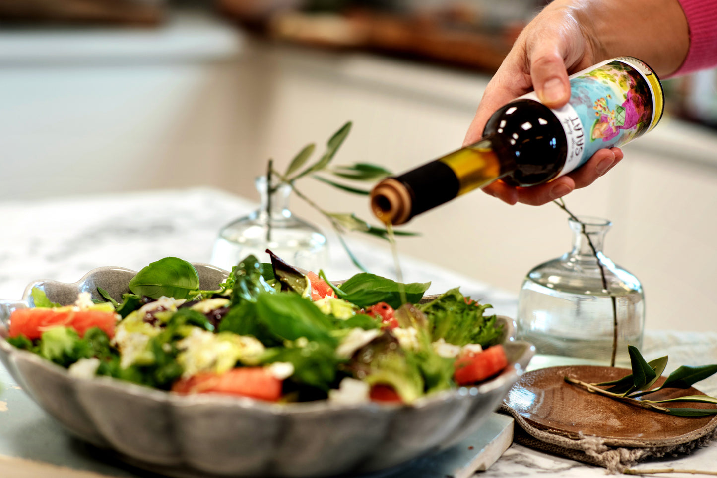 SALATOLJE av extra virgin olivenolje og basilikum 250 ml - Fru Timian Nettbutikk